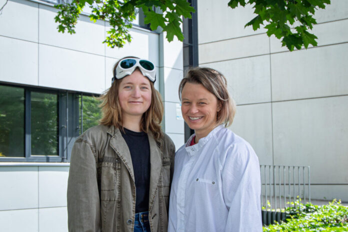 Bringen Wissenschaft und Kunst zusammen: Physikerin Lea Richtmann (r.) und Künstlerin Miriam Ebbing