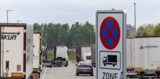 Falsch abgestellte Lkw an Autobahnen immer noch an der Tagesordnung / Zweite Untersuchung des ADAC zeigt kaum Verbesserungen / An jeder zweiten Rastanlage werden Lastwagen riskant abgestellt
