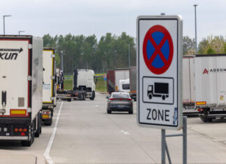 Falsch abgestellte Lkw auf Autobahnrastanlagen weiterhin großes Sicherheitsrisiko Falsch abgestellte Lkw an Autobahnen immer noch an der Tagesordnung / Zweite Untersuchung des ADAC zeigt kaum Verbesserungen / An jeder zweiten Rastanlage werden Lastwagen riskant abgestellt