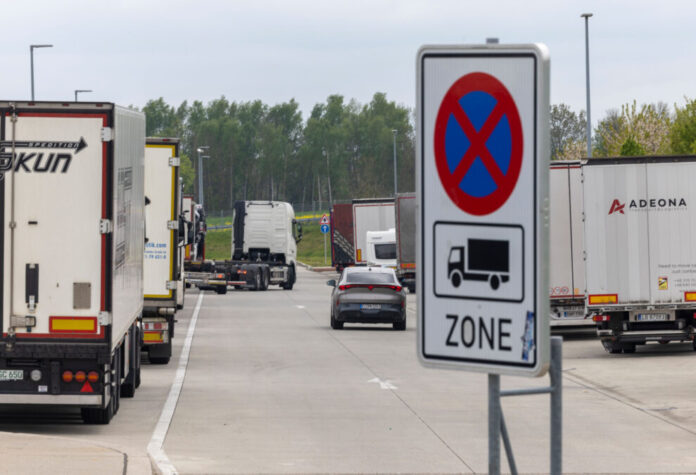 Falsch abgestellte Lkw an Autobahnen immer noch an der Tagesordnung Falsch abgestellte Lkw an Autobahnen immer noch an der Tagesordnung / Zweite Untersuchung des ADAC zeigt kaum Verbesserungen / An jeder zweiten Rastanlage werden Lastwagen riskant abgestellt