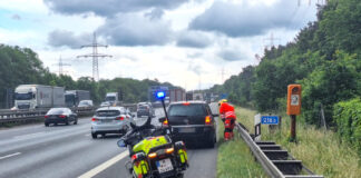 Absicherung eines liegengebliebenen PKW.