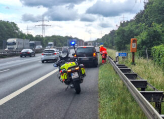 Johanniter Stauhelfer Hannover: Ehrenamtliche Motorradstaffel zieht beeindruckende Jahresbilanz Absicherung eines liegengebliebenen PKW.