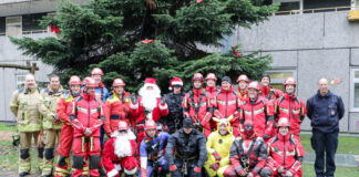 Höhenretter der Feuerwehr Hannover überraschen kleine Patientinnen und Patienten mit einer Nikolaus-Aktion.