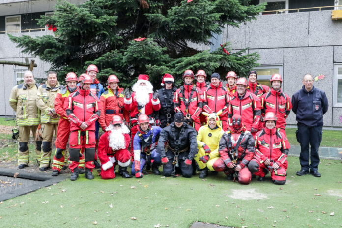 Höhenretter der Feuerwehr Hannover überraschen kleine Patientinnen und Patienten mit einer Nikolaus-Aktion.