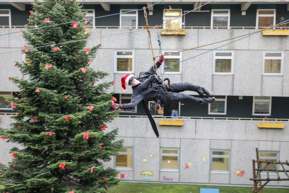 höhenretter der feuerwehr hannover überraschen kleine patientinnen und patienten mit einer nikolaus-aktion.