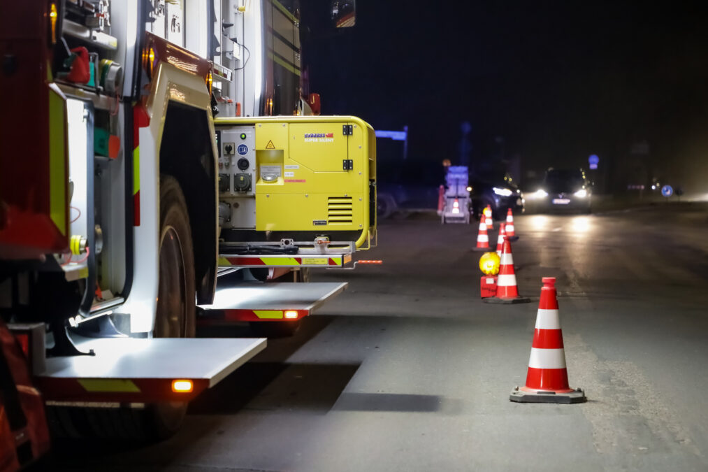 ortsfeuerwehr krähenwinkel trainiert einsatz unter atemschutz und verkehrssicherung feuerwehrabsperrung