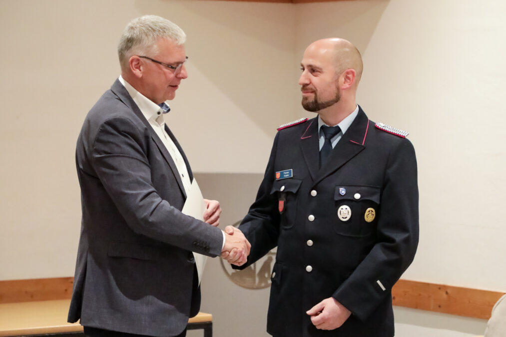 stabwechsel bei der ortsfeuerwehr kaltenweide bürgermeister mirko heuer verabschiedet den bisherigen stellv. ortsbrandmeister florian köpke.