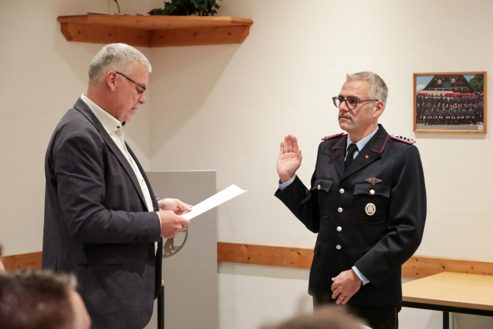 stabwechsel bei der ortsfeuerwehr kaltenweide bürgermeister mirko heuer vereidigt den neuen stellv. ortsbrandmeister stephan ziebarth.