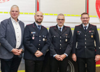 Stabwechsel bei der Ortsfeuerwehr Kaltenweide (vo.li.): Mirko Heuer, Florian Köpke, Stephan Ziebarth, Arne Boy.