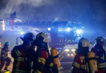 Dachstuhlbrand in Isernhagen: Feuerwehr verhindert Übergreifen auf weitere Scheune Dachstuhl-/Scheunenbrand