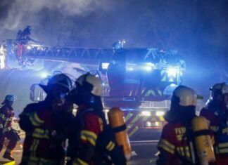 Dachstuhlbrand in Isernhagen: Feuerwehr verhindert Übergreifen auf weitere Scheune Dachstuhl-/Scheunenbrand