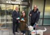 Kampagne "Assistenzhunde willkommen" in Langenhagen. - (v.l.n.r.): Bürgermeister Mirko Heuer, Sabrina Pham (Fachstelle für Menschen mit Behinderungen), Hartmut Hillebrand (Mitglied im Beirat für Menschen mit Behinderungen) und Assistenzhund Jess.