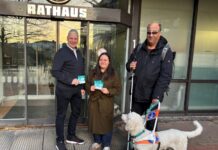 Langenhagen wird assistenzhundfreundliche Kommune Kampagne "Assistenzhunde willkommen" in Langenhagen. - (v.l.n.r.): Bürgermeister Mirko Heuer, Sabrina Pham (Fachstelle für Menschen mit Behinderungen), Hartmut Hillebrand (Mitglied im Beirat für Menschen mit Behinderungen) und Assistenzhund Jess.