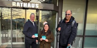 Kampagne "Assistenzhunde willkommen" in Langenhagen. - (v.l.n.r.): Bürgermeister Mirko Heuer, Sabrina Pham (Fachstelle für Menschen mit Behinderungen), Hartmut Hillebrand (Mitglied im Beirat für Menschen mit Behinderungen) und Assistenzhund Jess.