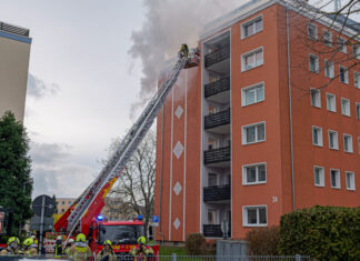 Millionenschaden nach Küchenbrand in Pattensen Vollbrand einer Wohnung im 5. OG in der Liebigstraße in Pattensen.