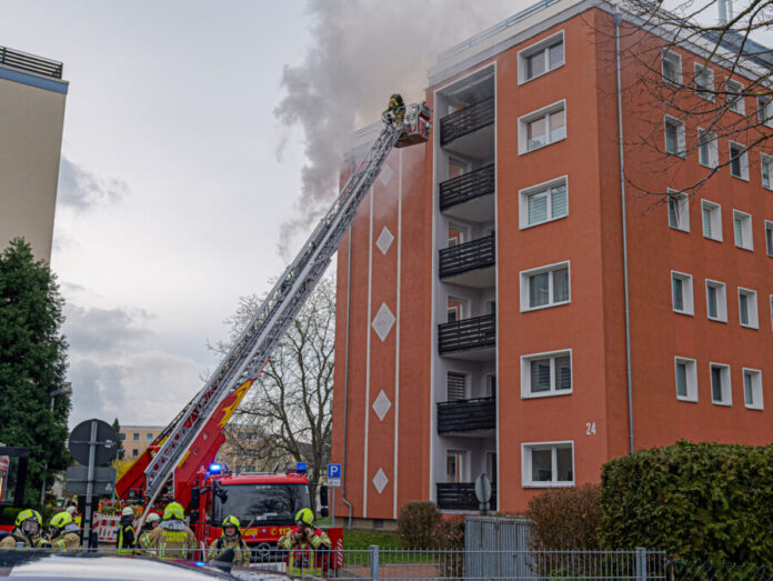 Wohnungsbrand in Pattensen Vollbrand einer Wohnung im 5. OG in der Liebigstraße in Pattensen.