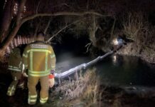 Ausgetretenes Öl auf der Leine: Feuerwehr Hannover stoppt Umweltgefahr Feuerwehr Hannover stoppt Umweltgefahr.