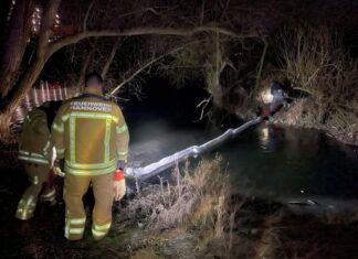 Ausgetretenes Öl auf der Leine: Feuerwehr Hannover stoppt Umweltgefahr Feuerwehr Hannover stoppt Umweltgefahr.