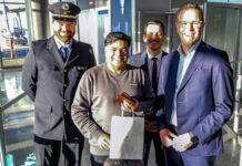 EU-Entry/Exit-System (EES): Bundespolizei nimmt erste digitale Grenzkontrollen in Betrieb (vo.li.): Marc Gellert begrüßte den ersten Passagier, der das EES-System nutzte, gemeinsam mit Mehmet Ali Söylet und Dr. Martin Roll.