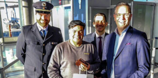 (vo.li.): Marc Gellert begrüßte den ersten Passagier, der das EES-System nutzte, gemeinsam mit Mehmet Ali Söylet und Dr. Martin Roll.