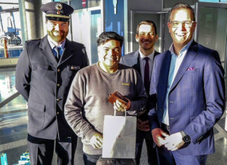 EU-Entry/Exit-System (EES): Bundespolizei nimmt erste digitale Grenzkontrollen in Betrieb (vo.li.): Marc Gellert begrüßte den ersten Passagier, der das EES-System nutzte, gemeinsam mit Mehmet Ali Söylet und Dr. Martin Roll.