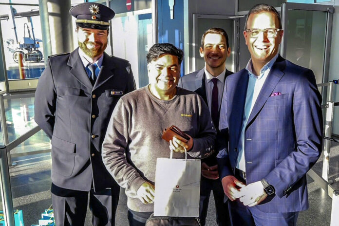 Erster Passagier begrüßt, der das EES-Sytem am Hannover Airport nutzte. (vo.li.): Marc Gellert begrüßte den ersten Passagier, der das EES-System nutzte, gemeinsam mit Mehmet Ali Söylet und Dr. Martin Roll.