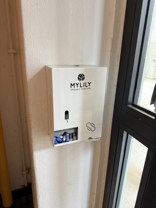 Spender mit kostenlosen Menstruationsartikeln 19 Spender mit kostenlosen Menstruationsartikeln an Schulen und Jugendtreffs in Langenhagen