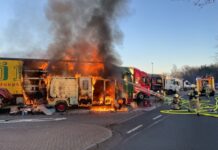 Schwerer Fahrzeugbrand auf der A2 bei Lehrte Fahrzeugbrand - Raststätte Lehrter See