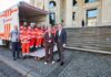Gruppenbild vor dem Landtag mit Hanna Naber und Hannes Wendler.