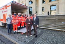 Landtag sammelt Päckchen für den Johanniter Weihnachtstrucker Gruppenbild vor dem Landtag mit Hanna Naber und Hannes Wendler.