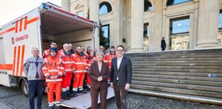 Gruppenbild vor dem Landtag mit Hanna Naber und Hannes Wendler.
