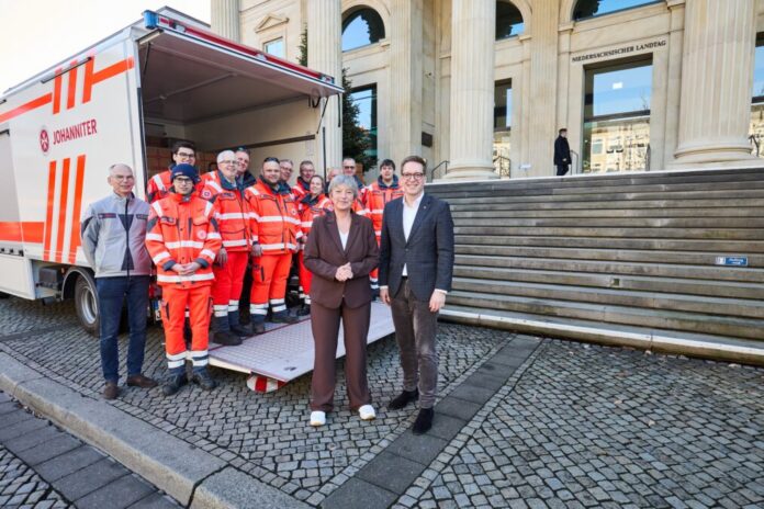 Gruppenbild Gruppenbild vor dem Landtag mit Hanna Naber und Hannes Wendler.