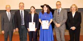 Ehrten die beiden Promotionspreisträgerinnen Dr. med. Elisa Marlene Henze (3.v.l) und Dr. rer. nat. Sophie Anna Engelskircher (4. v.l.): Professor Piepenbrock, Professor Förster, Professor Wedemeyer und Professorin Stiesch.