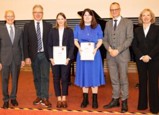 MHH verleiht 120 Doktortitel und würdigt herausragende Forschung Ehrten die beiden Promotionspreisträgerinnen Dr. med. Elisa Marlene Henze (3.v.l) und Dr. rer. nat. Sophie Anna Engelskircher (4. v.l.): Professor Piepenbrock, Professor Förster, Professor Wedemeyer und Professorin Stiesch.