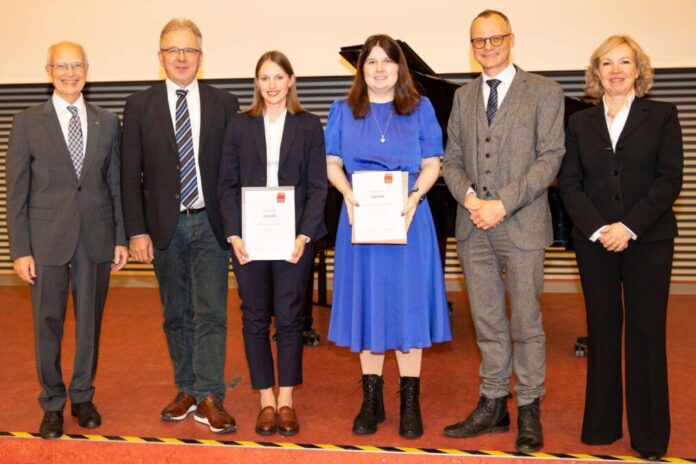 Ehrten die beiden Promotionspreisträgerinnen Dr. med. Elisa Marlene Henze (3.v.l) und Dr. rer. nat. Sophie Anna Engelskircher (4. v.l.): Professor Piepenbrock, Professor Förster, Professor Wedemeyer und Professorin Stiesch.