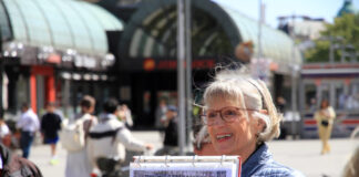 Stadtführerin Eva Renziehausen am Kröpcke