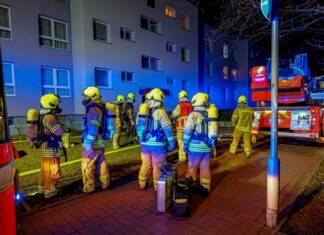 Feuerwehr Hannover rettet Menschen bei Kellerbrand in Sahlkamp Kellerbrand im Stadtteil Sahlkamp kann schnell gelöscht werden. Mehrere Personen wurden durch die Feuerwehr Hannover gerettet.