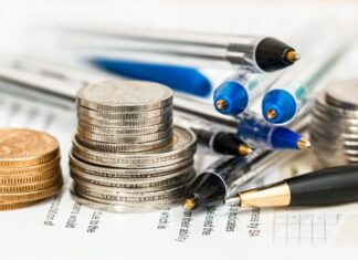 Versicherungs-Check der Verbraucherzentralen: Neues Online-Tool schafft Klarheit im Versicherungsdschungel Symbolbild: Geld / Versicherung / Vertrag