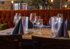 Restaurant / Tisch mit eingedeckten Gläsern