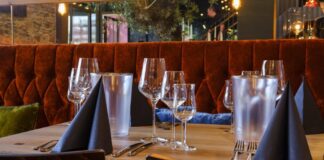 Restaurant / Tisch mit eingedeckten Gläsern