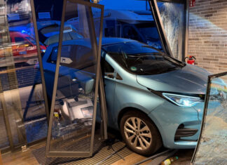 Langenhagen: Pkw fährt in Schaufenster einer Bäckerei Pkw fährt in Schaufenster