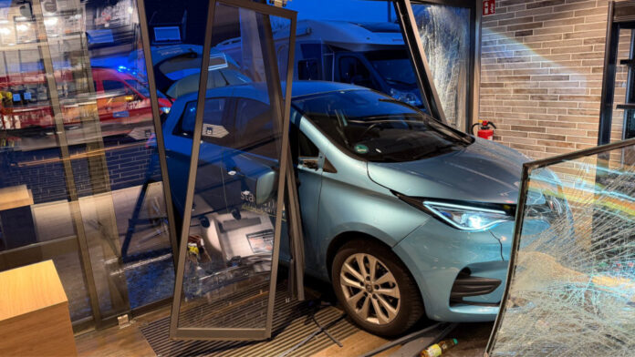 Pkw fährt in Schaufenster