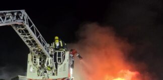 Dachstuhlbrand in Groß Hehlen: Feuerwehr Celle im nächtlichen Großeinsatz