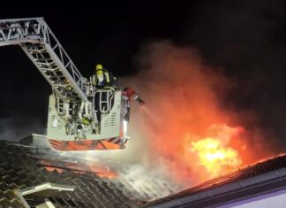 Dachstuhlbrand in Groß Hehlen: Feuerwehr Celle im nächtlichen Großeinsatz Dachstuhlbrand in Groß Hehlen: Feuerwehr Celle im nächtlichen Großeinsatz