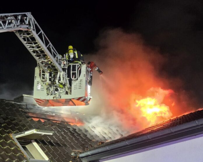 Dachstuhlbrand in Groß Hehlen: Feuerwehr Celle im nächtlichen Großeinsatz