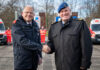 Oliver Meermann, Mitglied des Bundesvorstandes der Johanniter-Unfall-Hilfe und Generaloberstabsarzt Dr. Ralf Hoffmann, Befehlshaber des Zentralen Sanitätsdienstes der Bundeswehr (v.l.n.r.) stellen gemeinsam die Verwundeten-Transportkomponente 100 der Johanniter vor.