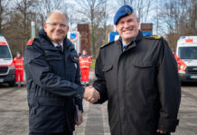 Johanniter verstärken Unterstützung der Bundeswehr mit 100 Fahrzeugen für den Verwundetentransport Oliver Meermann, Mitglied des Bundesvorstandes der Johanniter-Unfall-Hilfe und Generaloberstabsarzt Dr. Ralf Hoffmann, Befehlshaber des Zentralen Sanitätsdienstes der Bundeswehr (v.l.n.r.) stellen gemeinsam die Verwundeten-Transportkomponente 100 der Johanniter vor.