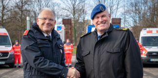 Oliver Meermann, Mitglied des Bundesvorstandes der Johanniter-Unfall-Hilfe und Generaloberstabsarzt Dr. Ralf Hoffmann, Befehlshaber des Zentralen Sanitätsdienstes der Bundeswehr (v.l.n.r.) stellen gemeinsam die Verwundeten-Transportkomponente 100 der Johanniter vor.
