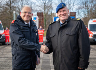 Johanniter verstärken Unterstützung der Bundeswehr mit 100 Fahrzeugen für den Verwundetentransport Oliver Meermann, Mitglied des Bundesvorstandes der Johanniter-Unfall-Hilfe und Generaloberstabsarzt Dr. Ralf Hoffmann, Befehlshaber des Zentralen Sanitätsdienstes der Bundeswehr (v.l.n.r.) stellen gemeinsam die Verwundeten-Transportkomponente 100 der Johanniter vor.