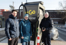 Neuer Schnellladepark an der S-Bahnstation Langenhagen-Mitte eröffnet Schnellladepark an der S-Bahnstation Langenhagen-Mitte - (v.l.n.r.) Christine Pfülb (Klimamanagerin, Stadt Langenhagen), Sascha Weis, Bauleiter bei der EWE Go HOCHTIEF Ladepartner GmbH & Co. KG, Bürgermeister Mirko Heuer.